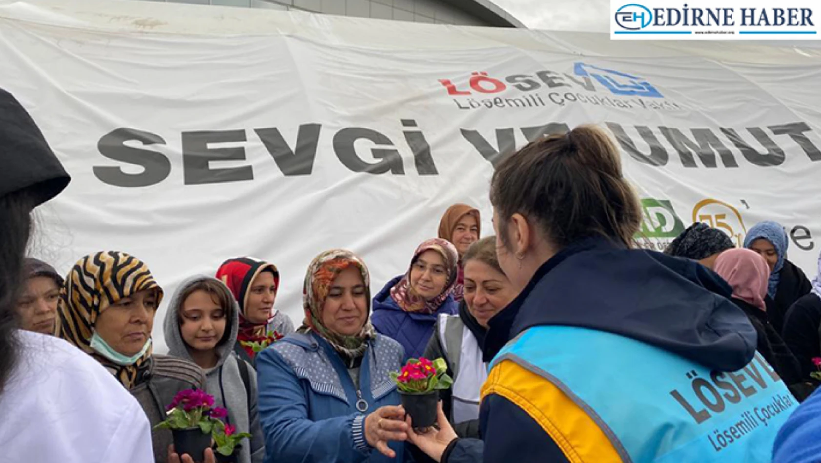 LÖSEV'in emekçi kadınları depremden etkilenen bölgelerde çalışmalarını sürdürüyor