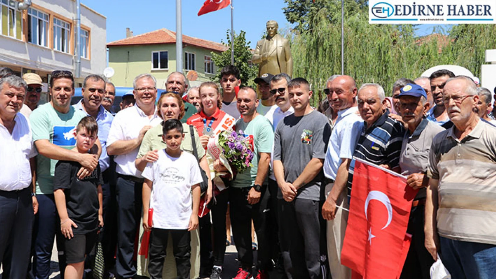 Milli güreşçi Engin, Edirne'nin Süloğlu ilçesinde coşkuyla karşılandı