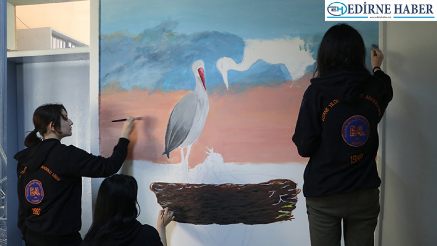 Öğrenciler leylekleri 'sanat sokağı' koridoruna resmetti