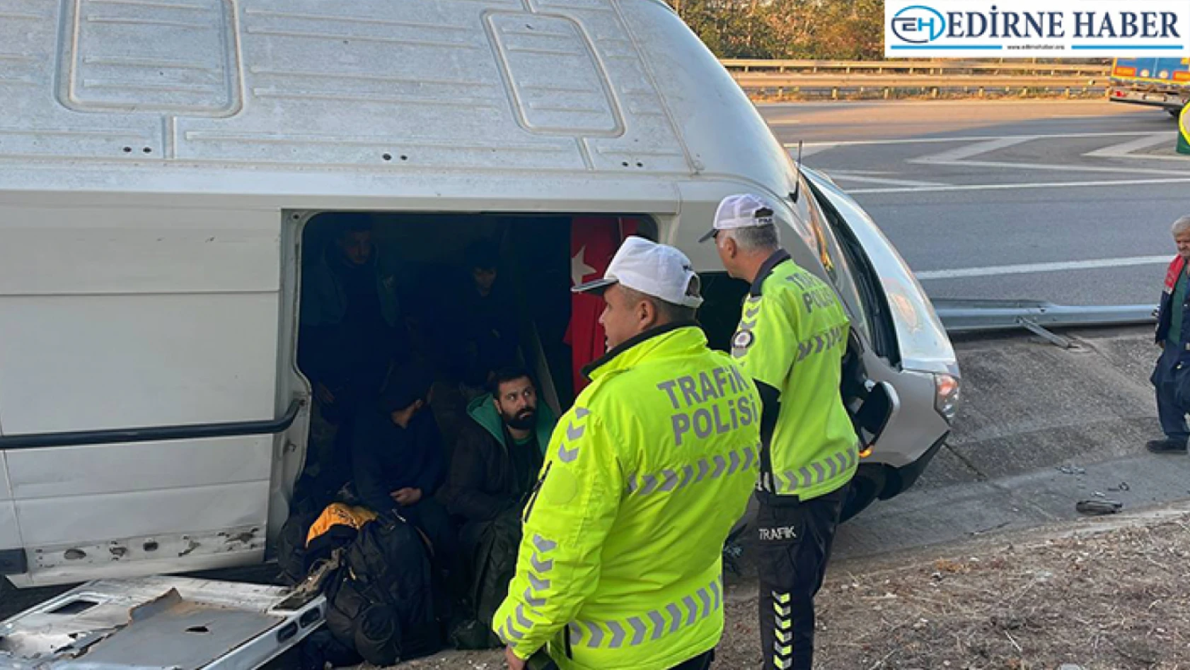 Polisten kaçarken kaza yapan araçta bulunan 10 düzensiz göçmen yakalandı