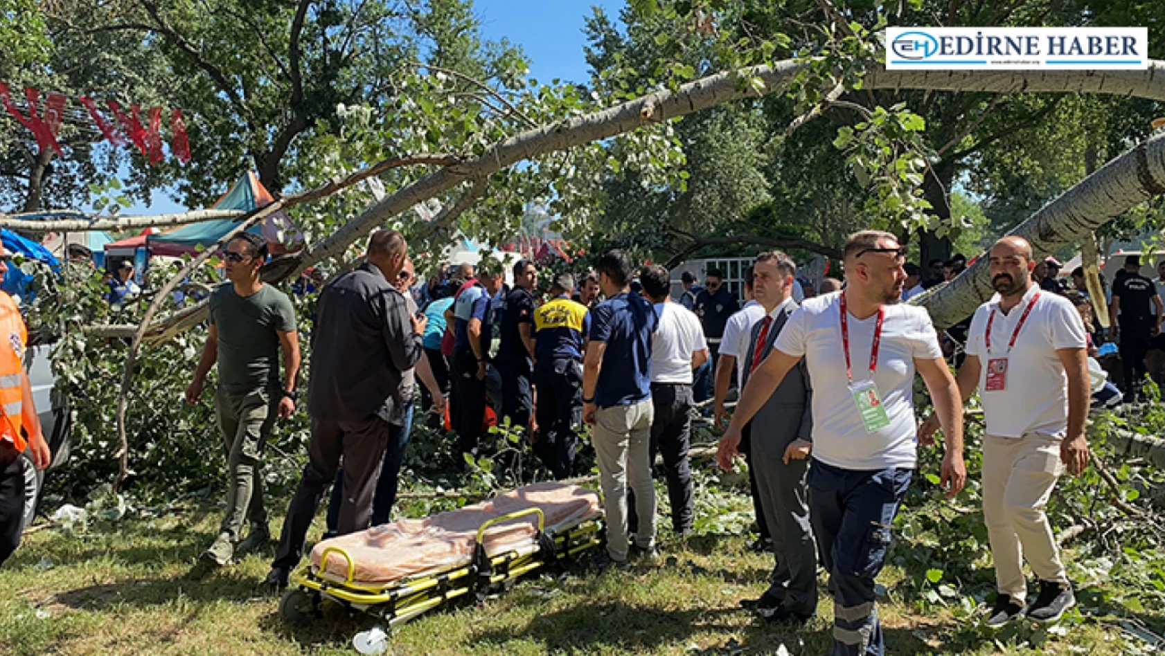 Sarayiçi Er Meydanı'nda ağaç devrildi: 2 kişi yaralandı