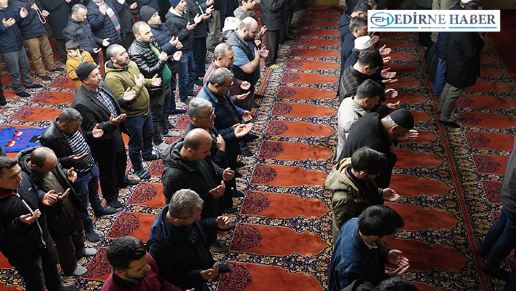 Selimiye Camisi'nde düzenlenen Berat Kandili programında depremzedeler için dua edildi