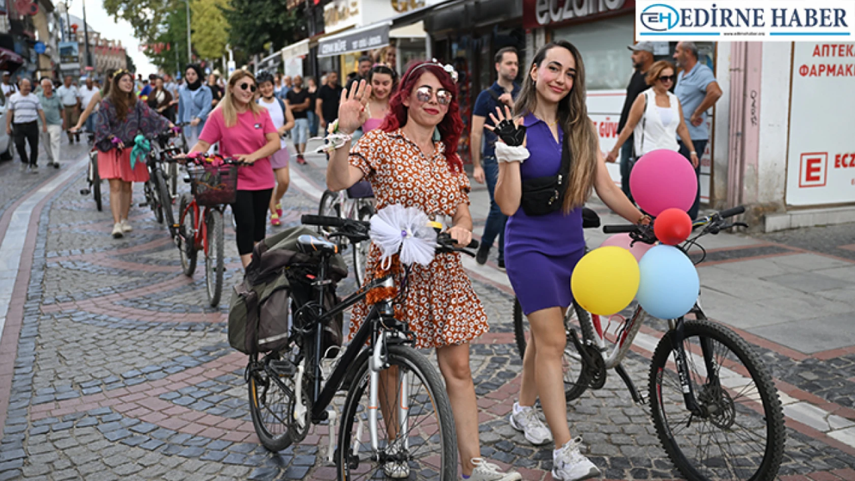 'Süslü kadınlar' bisiklet ile kaza geçiren Söylemez'i andı
