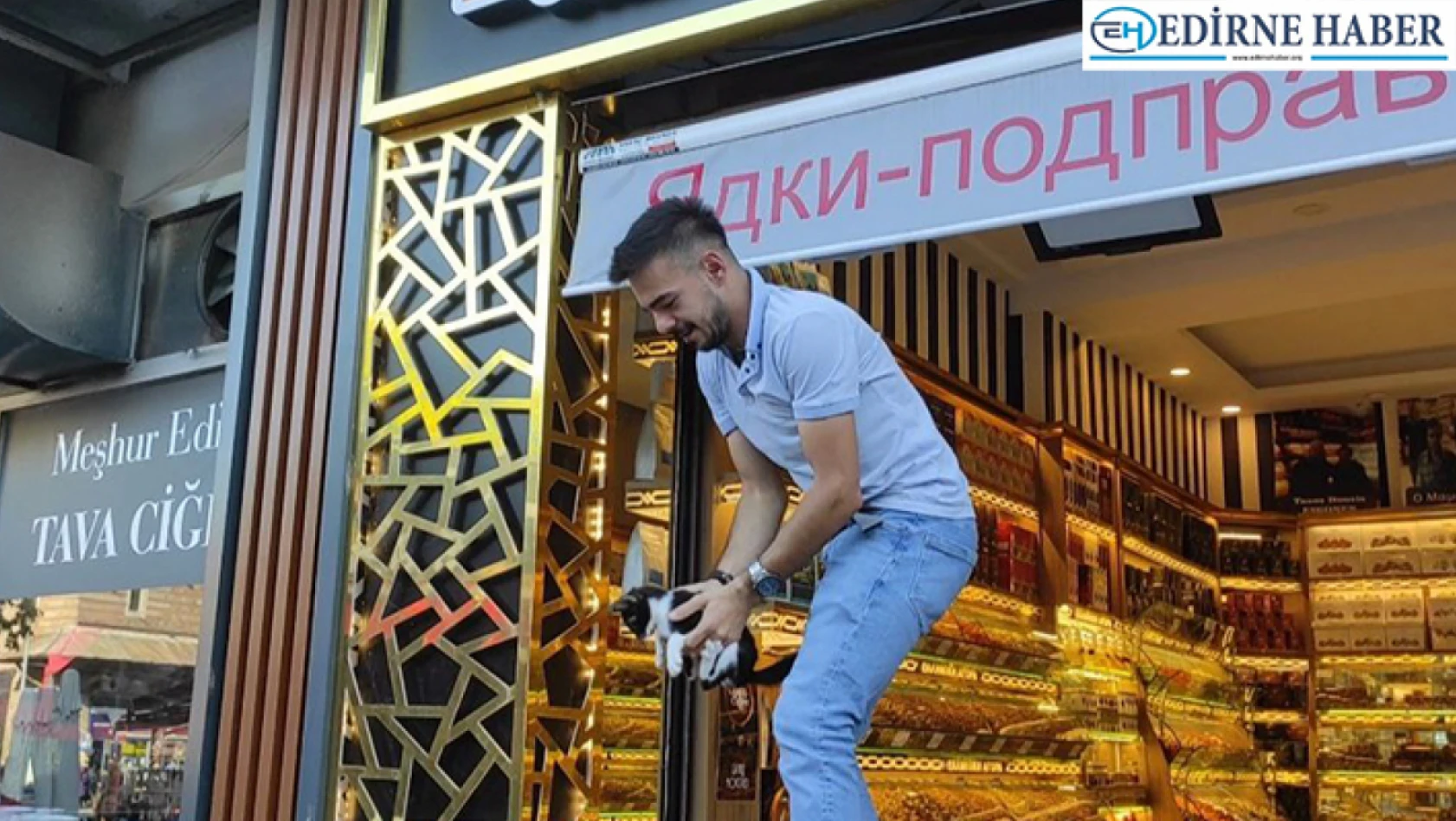 Tabelanın arkasına sıkışan kediyi esnaf kurtardı
