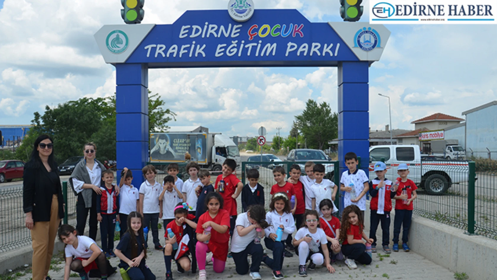 TED Edirne Koleji İlkokulu 1. Sınıf öğrencileri trafik eğitim parkını gezerek kuralları öğrendi. 