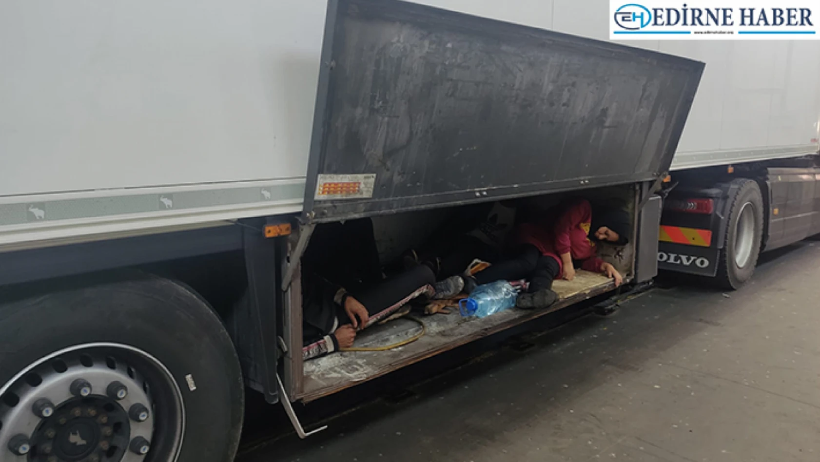 Tır dorsesinin yemek dolabına gizlenmiş 4 düzensiz göçmen yakalandı