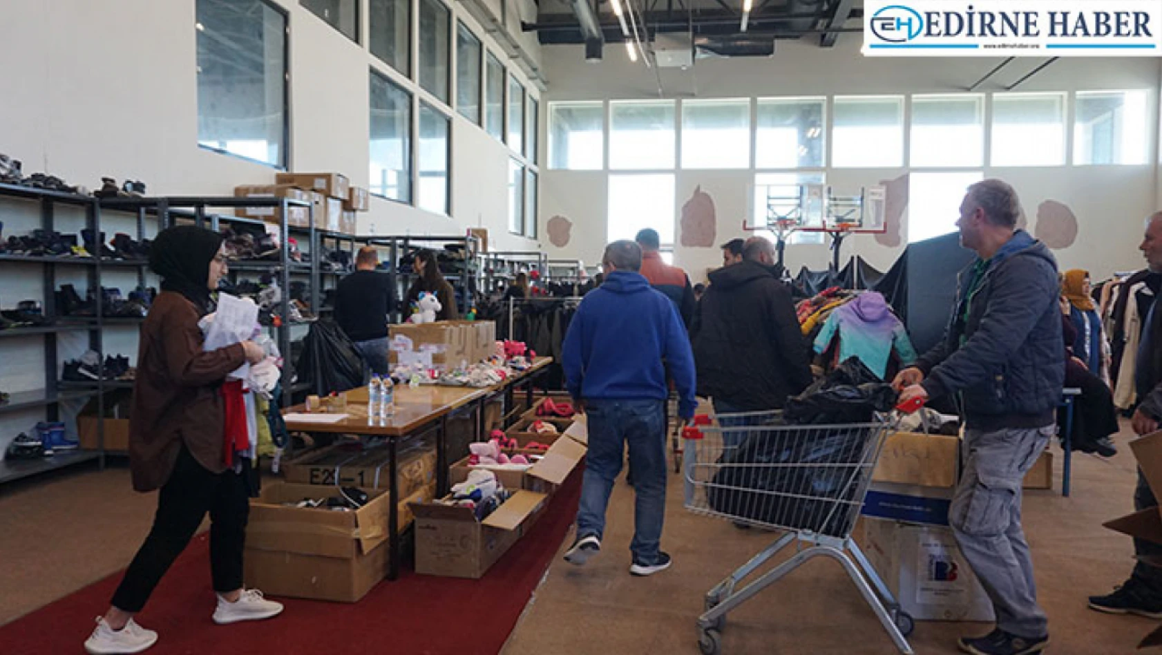 Ücretsiz sosyal market, Edirne Spor Salonu'nda faaliyete başladı