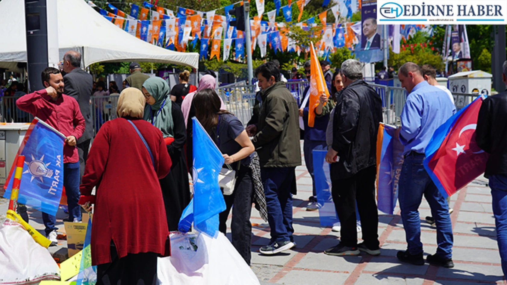 Vatandaşlar Cumhurbaşkanı Erdoğan için saatler öncesinden alanları doldurdu