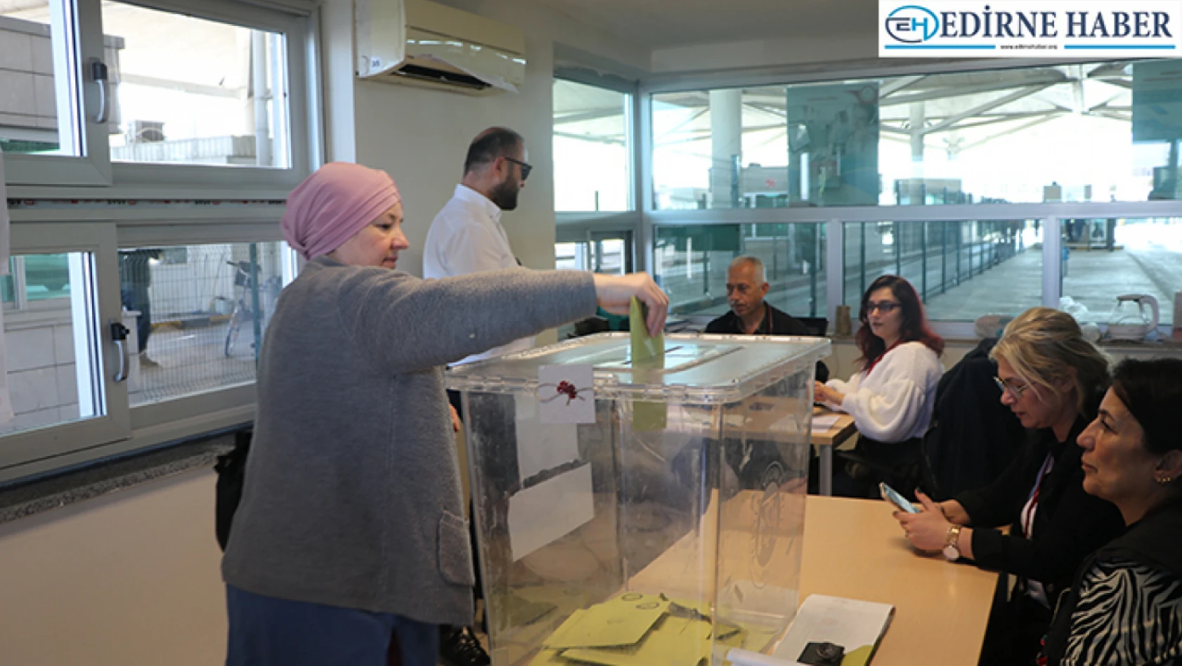 Yurt dışı seçmen kütüğüne kayıtlı vatandaşlar sınır kapılarında oylarını kullanıyor