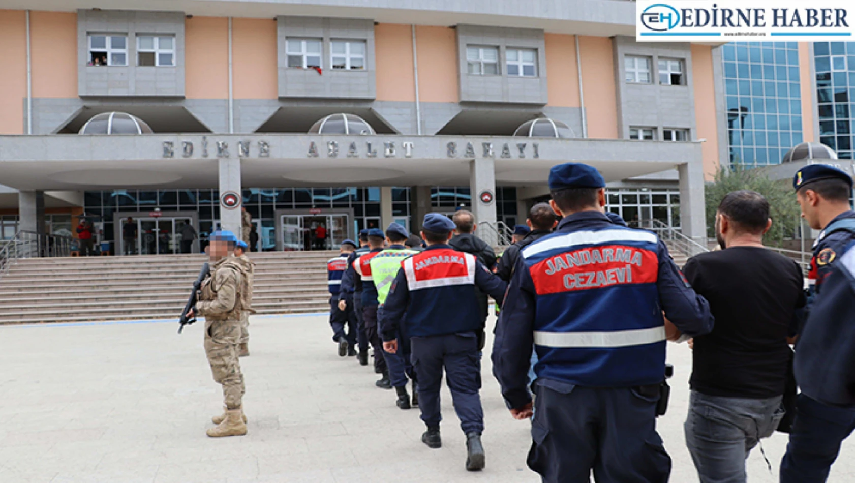 Edirne'de Yunanistan'a kaçmaya çalışan terör örgütlerine mensup 8 zanlı yakalandı