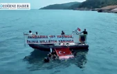 Jandarma ekibi su altında pankart açtı