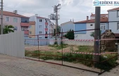 Mahalleli yolun büyük kısmının kapatılmasına tepki gösterdi