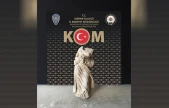 Otomobilde neoklasik döneme ait kadın heykeli ele geçirdi