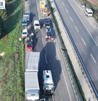 10 aracın karıştığı zincirleme trafik kazasında 7 kişi yaralandı