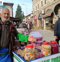 Baba mesleği turşuculuğu 25 yıldır büyük bir aşkla sürdürüyor