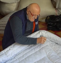 Bir ömür iğne ipliğe adandı, hazır ürünlere rağmen pes etmedi