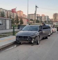 Buzlanma nedeniyle iki farklı kazada 5 araç hasar gördü