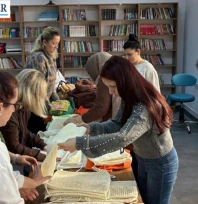 Çocuklar örüyor, anneler birleştiriyor