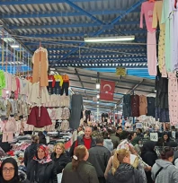 Cuma pazarı dolup taştı