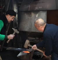 Dedelerinden öğrendikleri demircilik mesleğini sabır ve özveriyle devam ettiriyorlar
