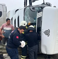 Devrilen tırın kabininde sıkışan sürücü kurtarıldı