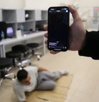 Düşmeyi algılıyor, yardım çağrısı gönderiyor