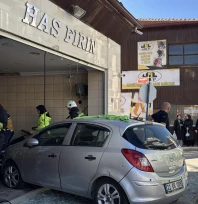 Edirne'de otomobilin ekmek fırınına girdiği kazada 4 kişi yaralandı