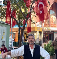 Esnaf, ağacı Türk bayraklarıyla süsledi