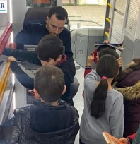 Gezici Kütüphane Tayakadın'da öğrencilerle buluştu