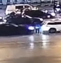 Gümrük memuru iki aracın arasına sıkıştı