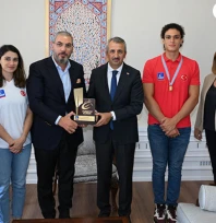 İba ve Dünya Şampiyonu kürekçiden Vali Sezer'e ziyaret