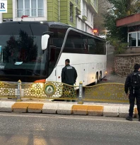 Kayarak yolu kapatan otobüs trafiği kilitledi