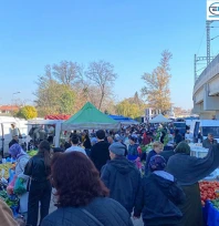 Kışlık ürünler tezgahta yerini aldı, pazarda adım atacak yer kalmadı