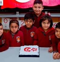 Minik öğrencilerden al bayrağa büyük sevgi