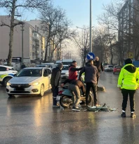 Motosiklet yola savruldu, sürücüsü yaralandı