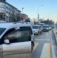 Otomobille elektrikli bisiklet çarpıştı