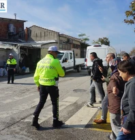 Polis ekiplerinden hem yayalara hem trafiğe kolaylık sağlayan uygulama