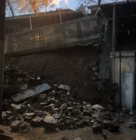 Sağanak nedeniyle bir apartmanın istinat duvarı çöktü