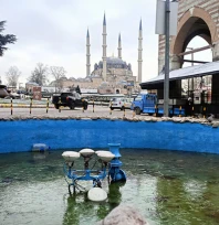 Süs havuzları buz tuttu, cadde ve sokaklar boş kaldı