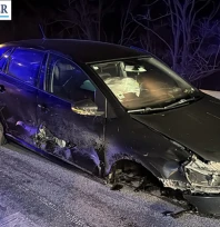 Ters yönde ilerleyen otomobil bariyerlere çarptı: 2 kişi yaralandı