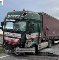 Tır bariyerleri aşıp karşı şeride geçti