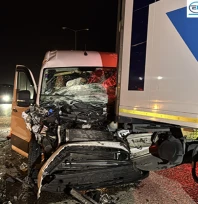 Tıra çarpan panelvanın sürücüsü yaralandı