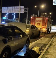 Tırdan yola düşen demir parçasına çarptı