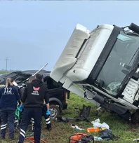 Tırla çarpışan araç hurdaya döndü, sürücü kurtarılamadı