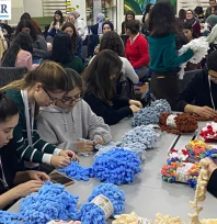 Üniversiteli gençlerden üşüyen miniklere sıcak destek