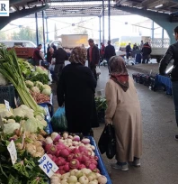 Vatandaşlar kışlık sebze için pazara akın etti