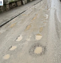 Yağmur sonrası yollar delik deşik oldu