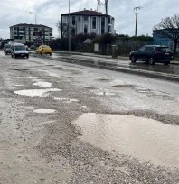 Yağmur yağdı, çukurlar büyüdü: Hilly Otel kavşağı alarm veriyor