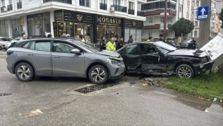 Korkutan kaza: 2 kişi yaralandı