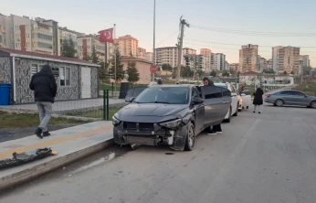 Buzlanma nedeniyle iki farklı kazada 5 araç hasar gördü